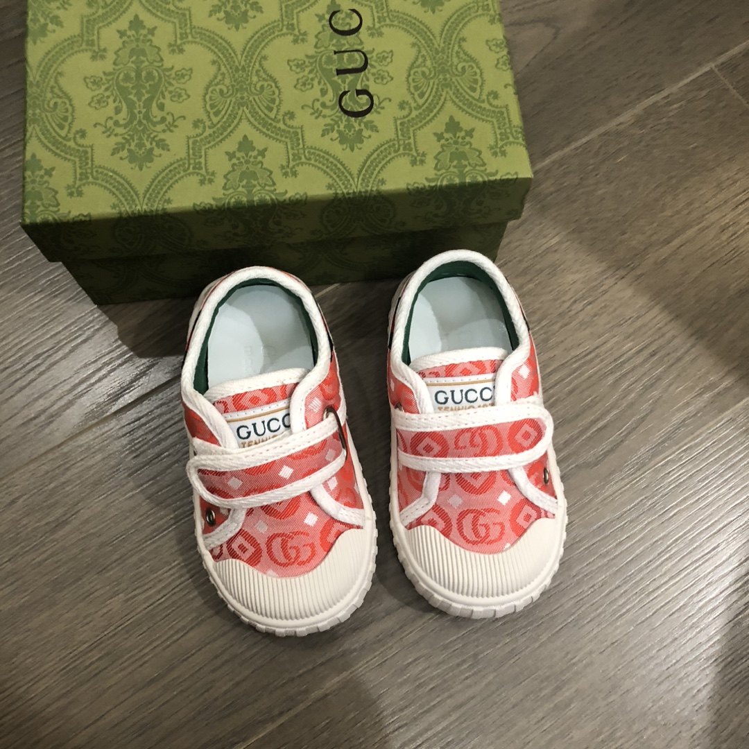 Children's shoes child